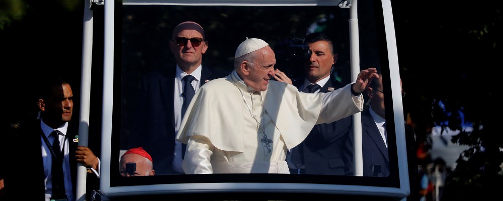 Papa Francisco recibió golpe en la cara con un diario en su ingreso al Parque O