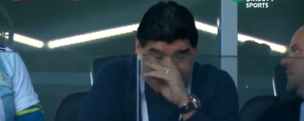 La alergia nasal sufrida por Diego Maradona que se robó las miradas en el debut mundialero de Argentina — Futuro.cl